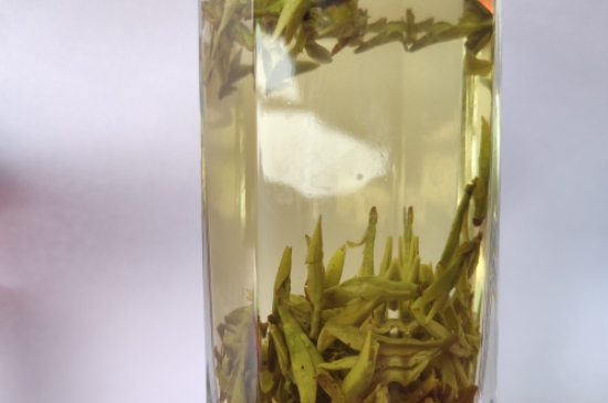 堅持用茶葉洗臉一年有什么好處，長期茶水洗臉可以祛斑！