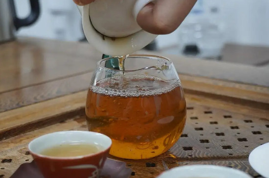 蓋碗和茶壺哪個泡茶好，蓋碗泡茶與茶壺泡茶的優(yōu)劣