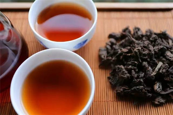 越年長越愛喝黑茶（黑茶對(duì)老人的作用）