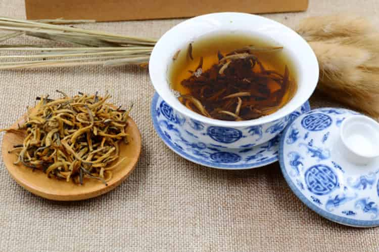 1畝茶園能產(chǎn)多少鮮茶葉_200～300斤左右