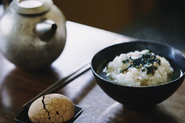 茶泡飯?jiān)趺闯訽茶泡飯的茶要倒進(jìn)去嗎