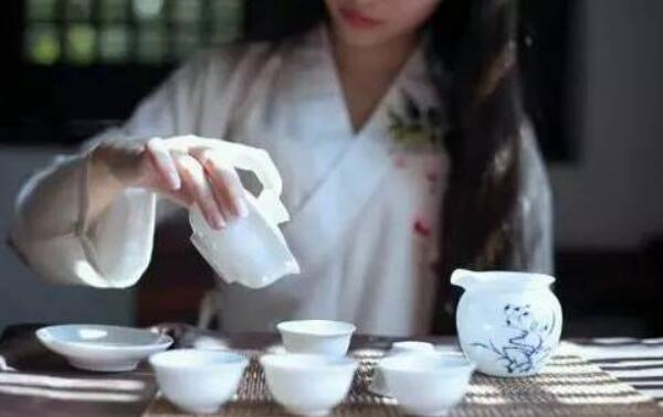 秋季喝什么茶，菊花茶去火、青茶潤喉、紅茶養(yǎng)陽氣