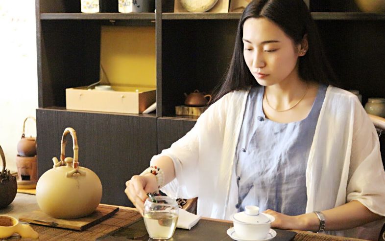 女人秋天喝什么茶最好養(yǎng)生(女性秋季喝茶選哪種茶好)