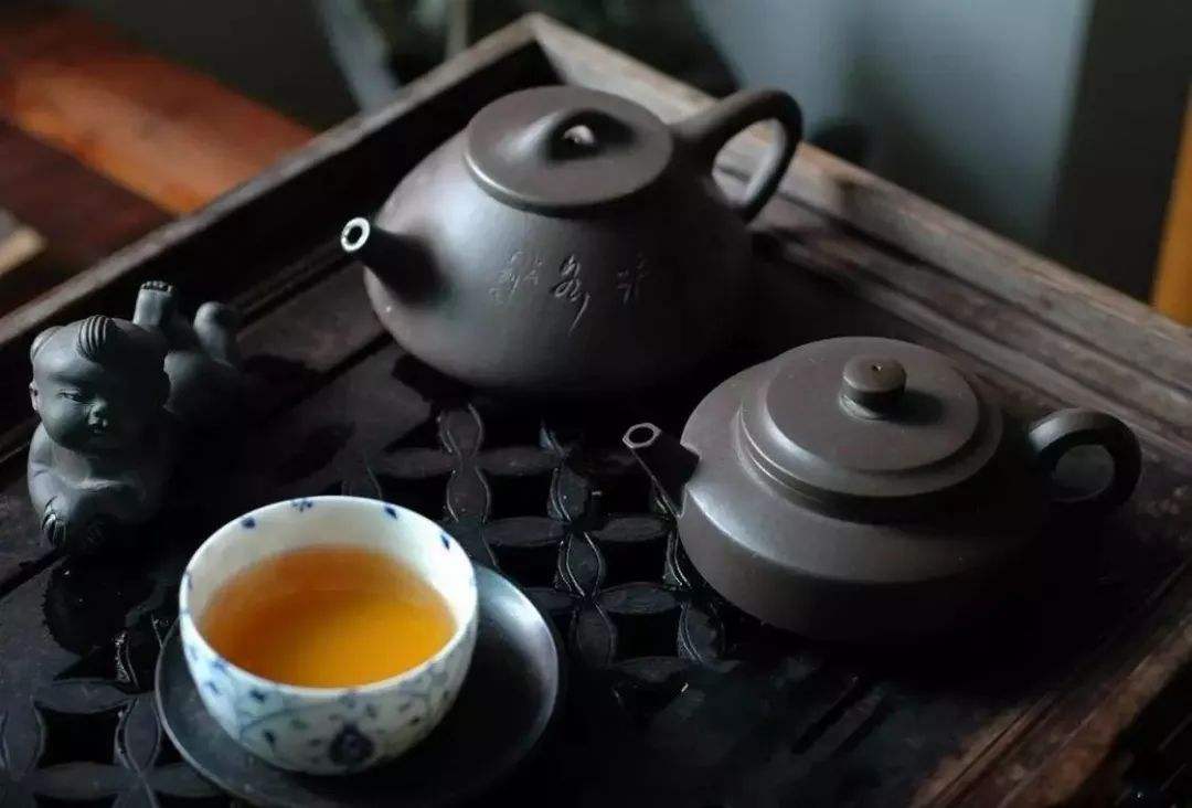 為什么普洱茶表面會有白霜？