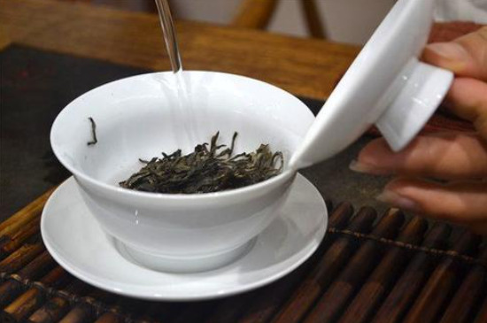 正確喝茶前洗茶的方法（浸潤洗茶刮沫洗茶